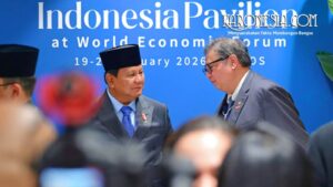 Presiden Prabowo Subianto (kiri) berbincang dengan seorang pejabat di Indonesia Pavilion dalam rangkaian acara World Economic Forum 2026.