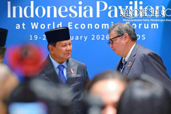 Presiden Prabowo Subianto (kiri) berbincang dengan seorang pejabat di Indonesia Pavilion dalam rangkaian acara World Economic Forum 2026.
