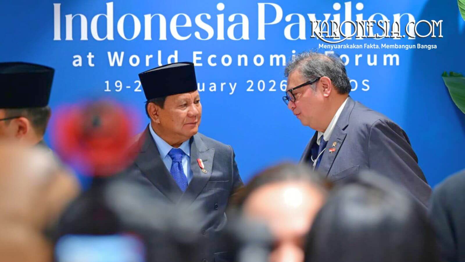 Presiden Prabowo Subianto (kiri) berbincang dengan seorang pejabat di Indonesia Pavilion dalam rangkaian acara World Economic Forum 2026.