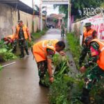 Personel Kodim 0510/Trs melakukan aksi bersih-bersih lingkungan di Legok, Tangerang.