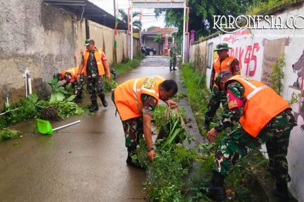 Personel Kodim 0510/Trs melakukan aksi bersih-bersih lingkungan di Legok, Tangerang.