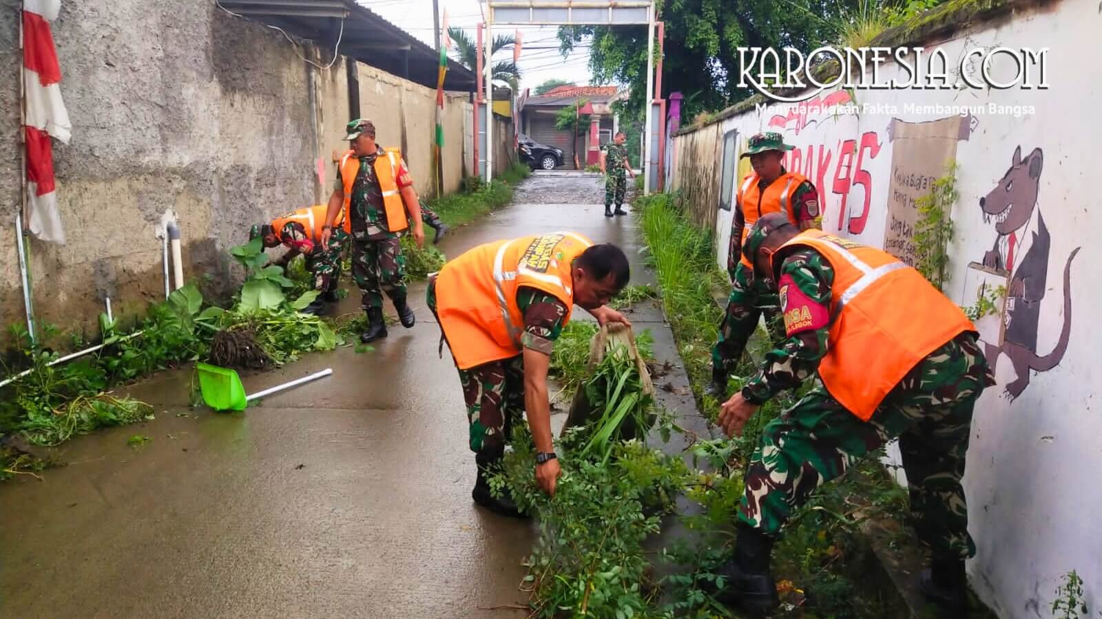 Personel Kodim 0510/Trs melakukan aksi bersih-bersih lingkungan di Legok, Tangerang.