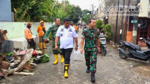 Dandim 0506/Tgr Kolonel Inf Ari Sutrisno meninjau lokasi banjir Mutiara Pluit Tangerang.