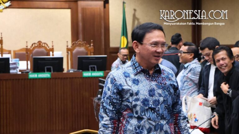 Basuki Tjahaja Purnama memberikan kesaksian di persidangan korupsi Pertamina.