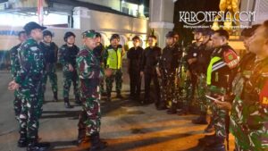 Personel TNI melakukan apel persiapan patroli pengamanan wilayah di Bekasi.