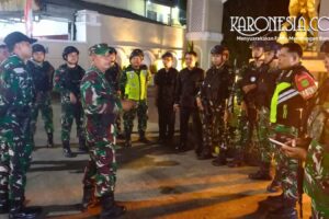 Personel TNI melakukan apel persiapan patroli pengamanan wilayah di Bekasi.
