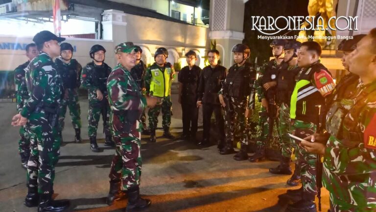 Personel TNI melakukan apel persiapan patroli pengamanan wilayah di Bekasi.