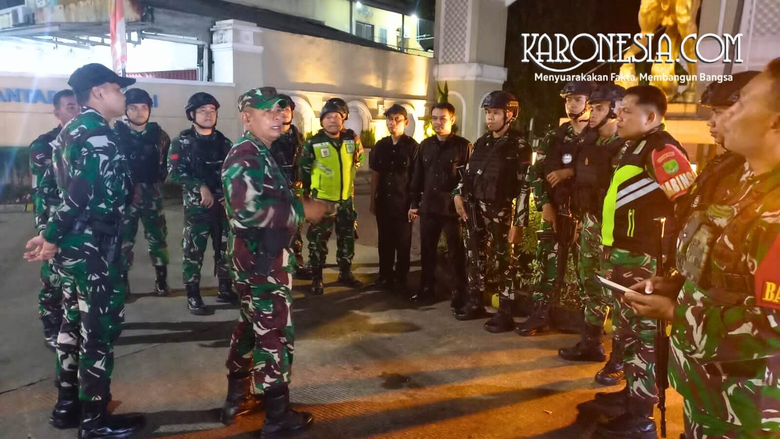 Personel TNI melakukan apel persiapan patroli pengamanan wilayah di Bekasi.