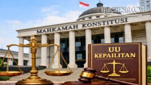 Gedung Mahkamah Konstitusi Republik Indonesia dengan timbangan keadilan, palu hakim, dan buku hukum bertuliskan UU Kepailitan di bagian depan.