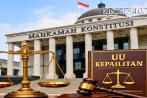 Gedung Mahkamah Konstitusi Republik Indonesia dengan timbangan keadilan, palu hakim, dan buku hukum bertuliskan UU Kepailitan di bagian depan.