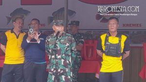 Mayor Inf Tarsan memberikan pernyataan.