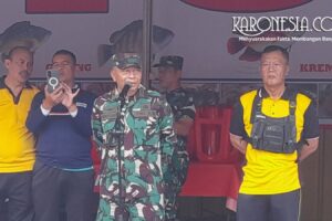 Mayor Inf Tarsan memberikan pernyataan.