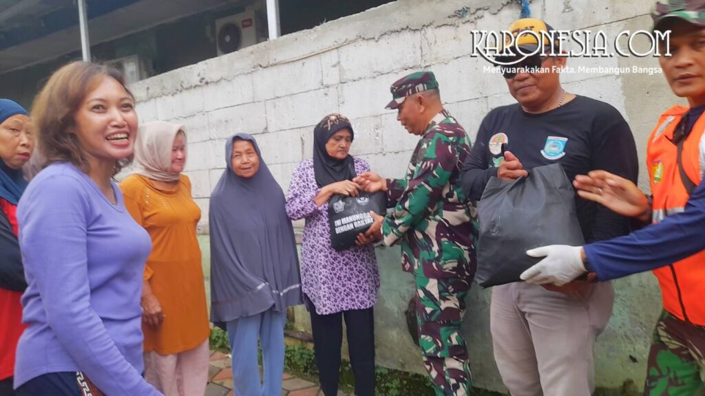 Penyerahan paket sembako ke lansia.