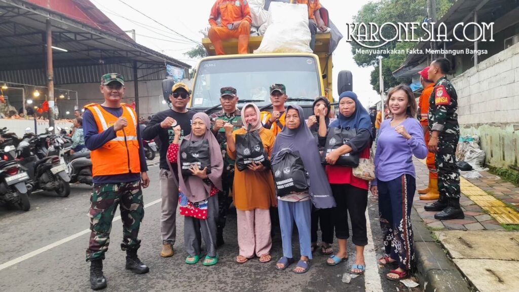 Foto bersama warga penerima bantuan.