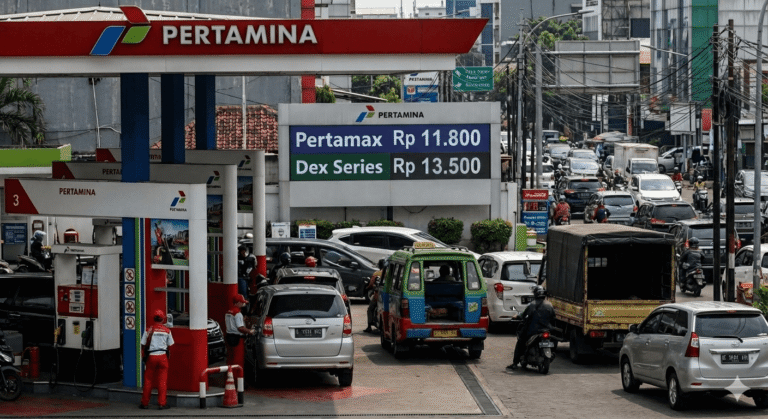 Papan harga BBM non-subsidi di SPBU Pertamina Jakarta.