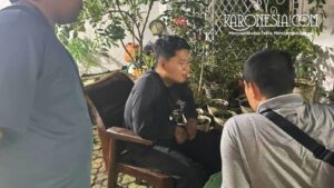 Petugas Satgas SIRI Kejaksaan Agung mengamankan buronan kasus tindak pidana pemilu di Bekasi.