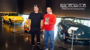 Anggota DPR RI sekaligus Ketua MPR RI ke-15 dan Ketua Dewan Pembina Ikatan Motor Indonesia (IMI), Bambang Soesatyo berpose di depan koleksi mobil klasik di Vault Automotive Museum Cafe Jakarta