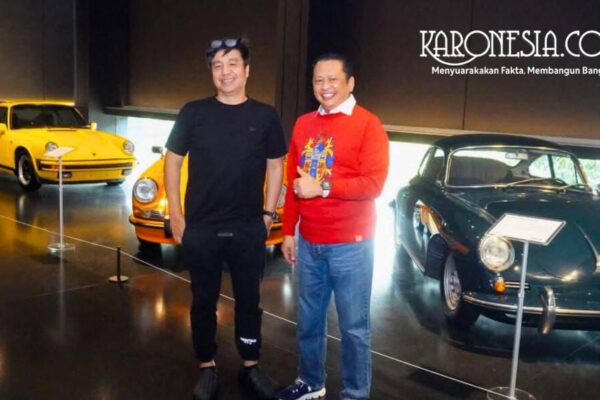 Anggota DPR RI sekaligus Ketua MPR RI ke-15 dan Ketua Dewan Pembina Ikatan Motor Indonesia (IMI), Bambang Soesatyo berpose di depan koleksi mobil klasik di Vault Automotive Museum Cafe Jakarta