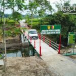 Kendaraan melintas di Jembatan Perintis Garuda Desa Bendosewu, Kabupaten Blitar.