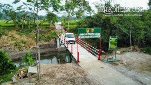 Kendaraan melintas di Jembatan Perintis Garuda Desa Bendosewu, Kabupaten Blitar.