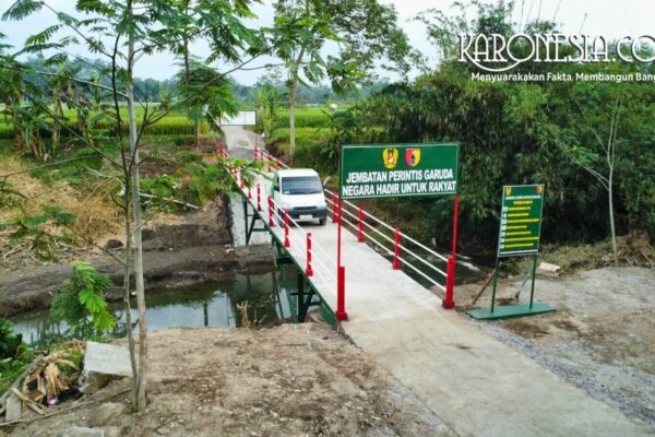 Kendaraan melintas di Jembatan Perintis Garuda Desa Bendosewu, Kabupaten Blitar.