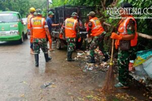 Personel TNI membersihkan sampah di Desa Teluknaga, Kabupaten Tangerang.