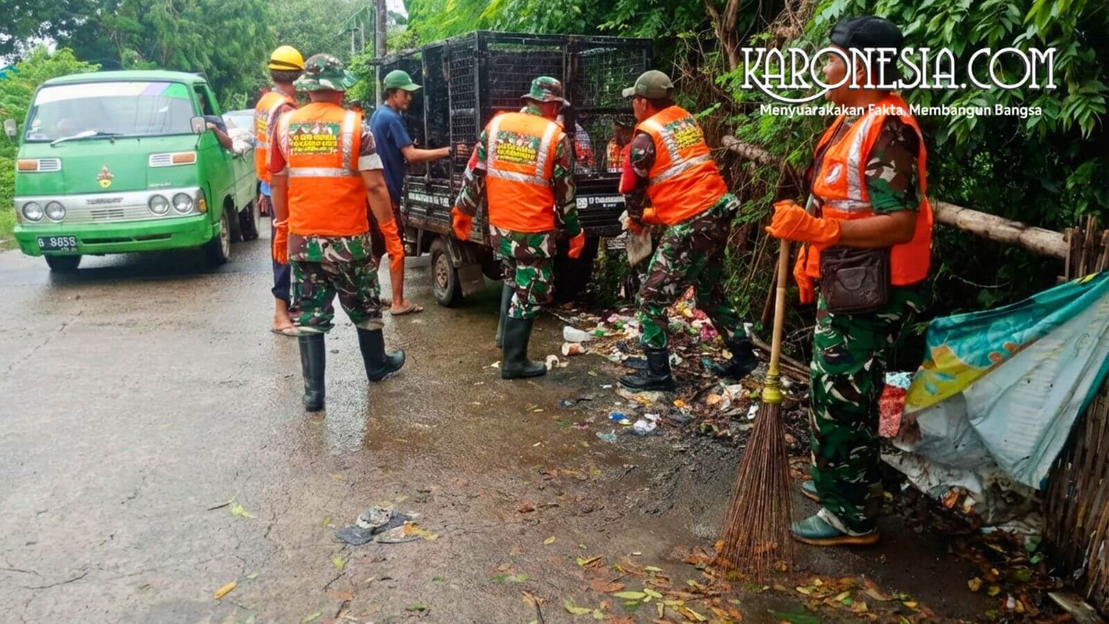 Personel TNI membersihkan sampah di Desa Teluknaga, Kabupaten Tangerang.