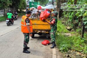 Personel TNI membersihkan sampah liar di Jalan Raya Legok, Kabupaten Tangerang.