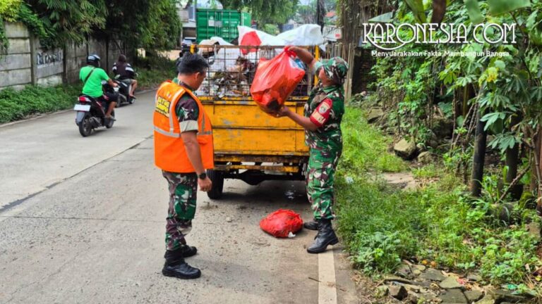 Personel TNI membersihkan sampah liar di Jalan Raya Legok, Kabupaten Tangerang.