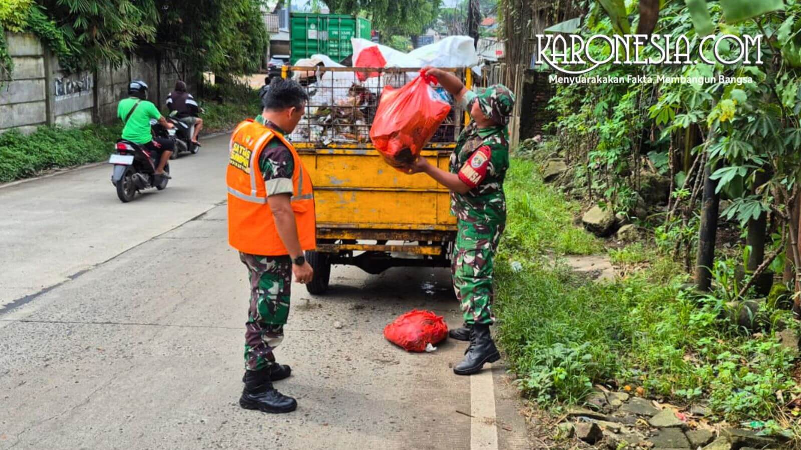 Personel TNI membersihkan sampah liar di Jalan Raya Legok, Kabupaten Tangerang.