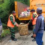 Prajurit TNI dan warga membersihkan sampah di Desa Pasirnangka Tigaraksa.