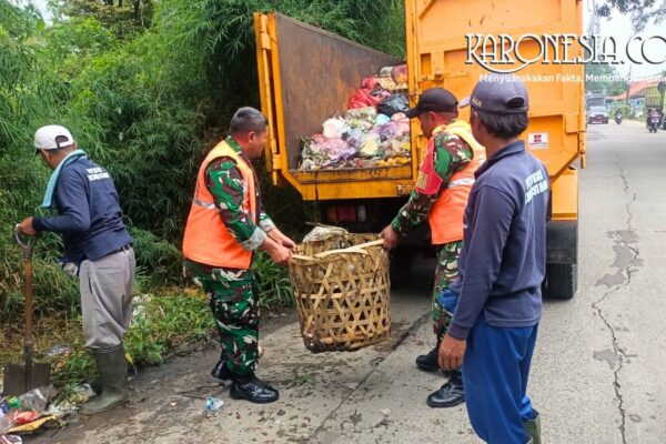 Prajurit TNI dan warga membersihkan sampah di Desa Pasirnangka Tigaraksa.