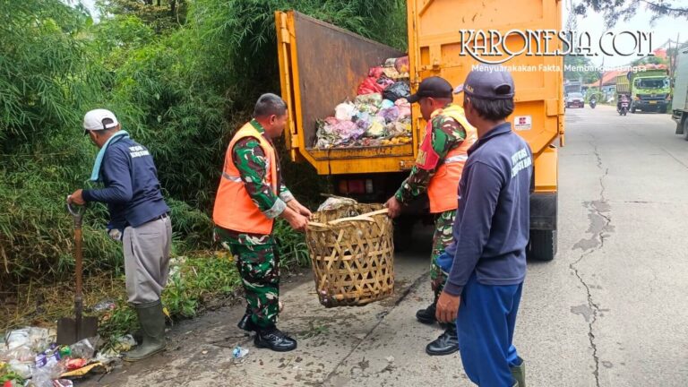 Prajurit TNI dan warga membersihkan sampah di Desa Pasirnangka Tigaraksa.