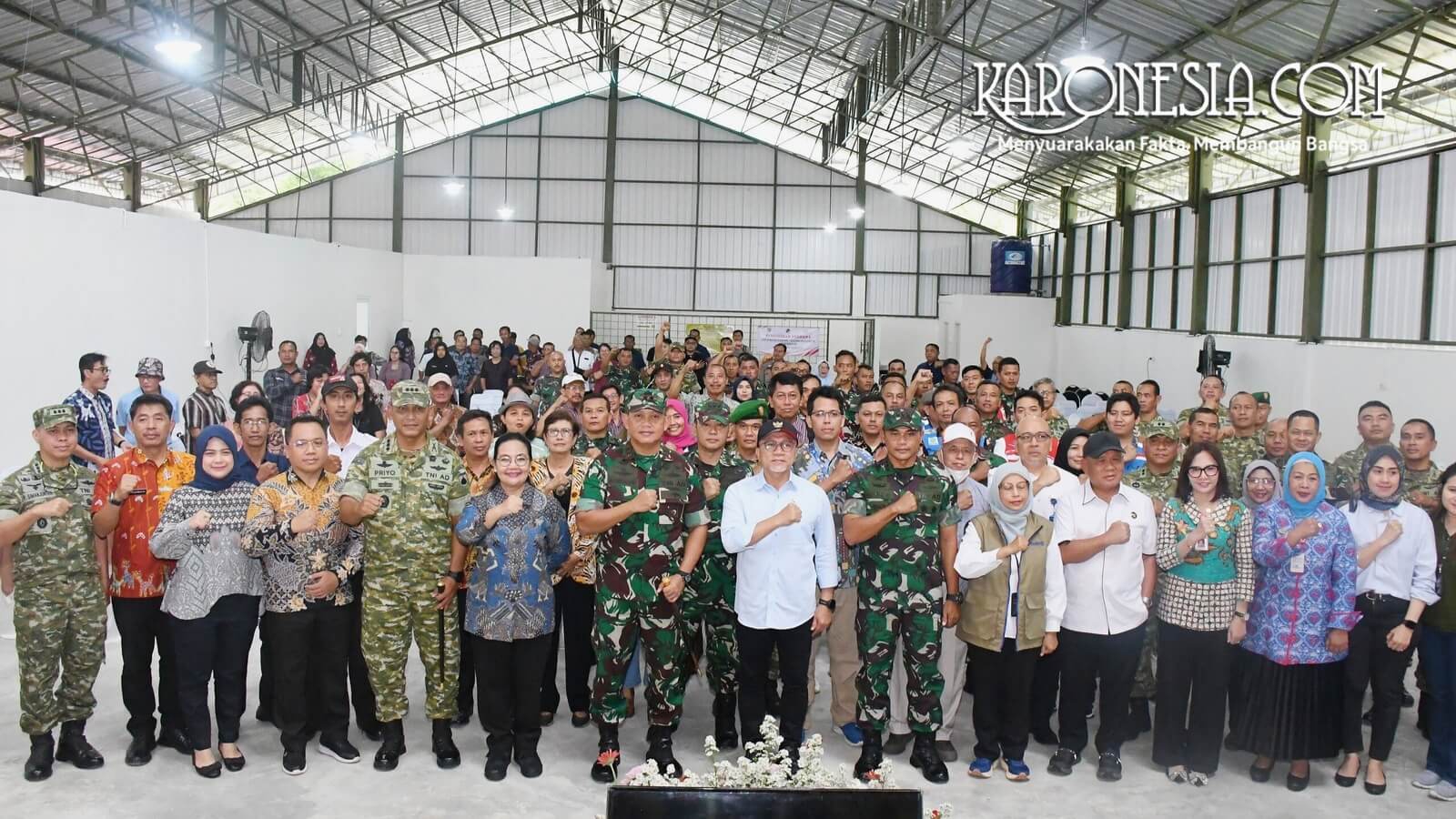 Foto bersama Pangdam IV Diponegoro dan Menko Pangan di KDKMP Sampangan Semarang