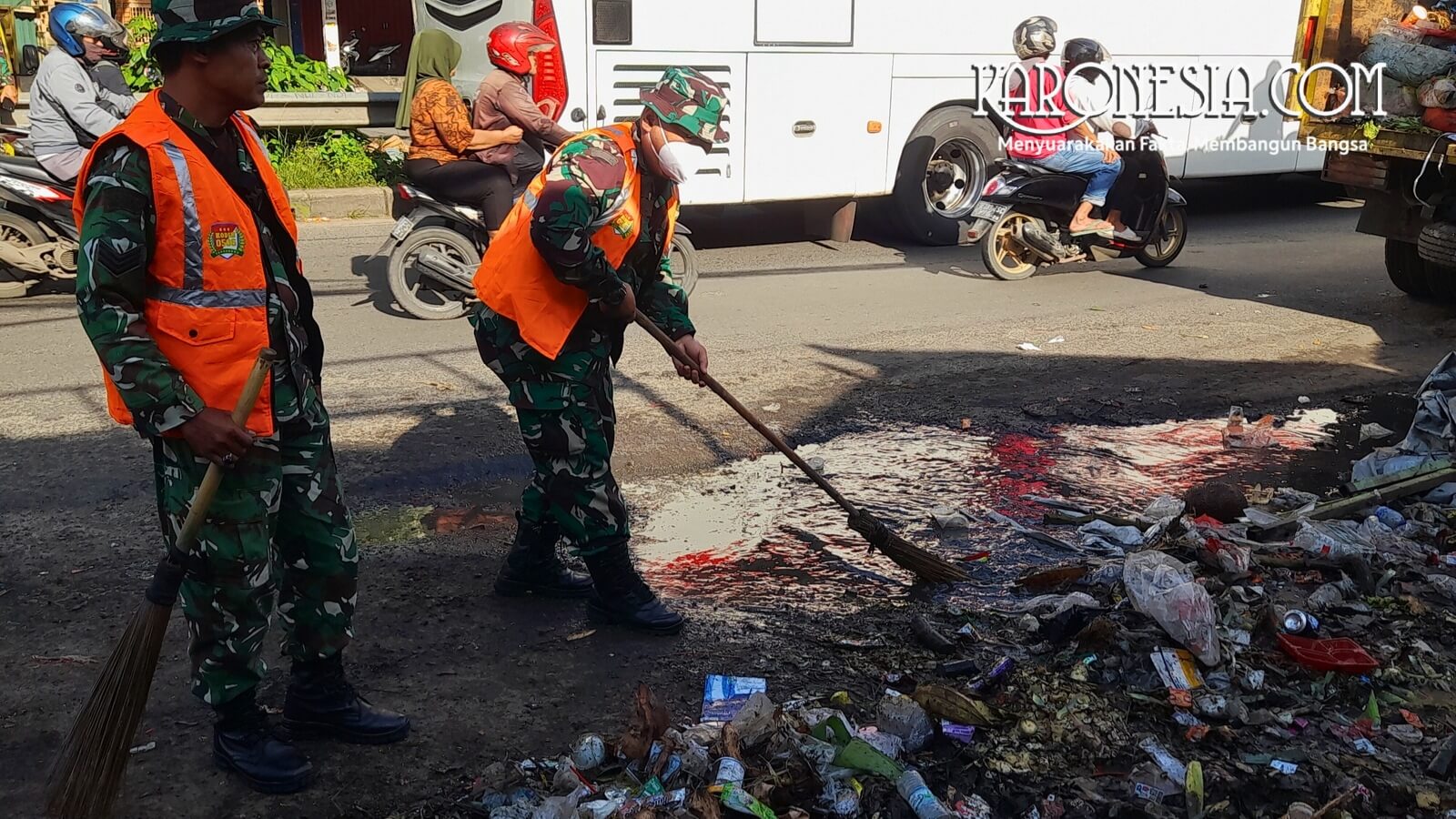 Satgas Sampah Kodim 0506/Tangerang menyapu sampah pasar di jalan sekitar Pasar Cimanggis.