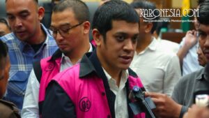 Terdakwa kasus dugaan korupsi tata kelola Pertamina saat menghadiri sidang di Pengadilan Tipikor Jakarta.