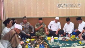 Danramil 05/Ciputat Mayor Inf Tarsan menyampaikan sambutan di acara doa bersama aparat wilayah di Ciputat.
