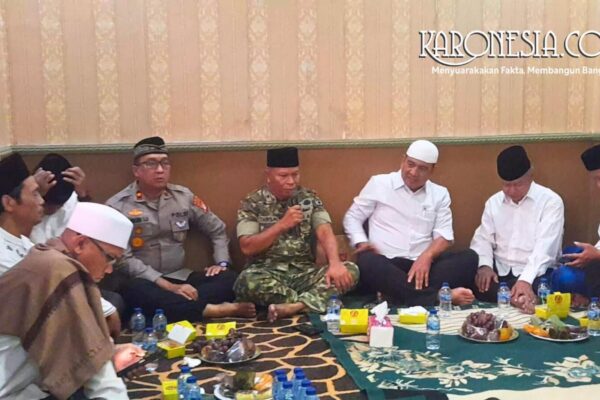Danramil 05/Ciputat Mayor Inf Tarsan menyampaikan sambutan di acara doa bersama aparat wilayah di Ciputat.