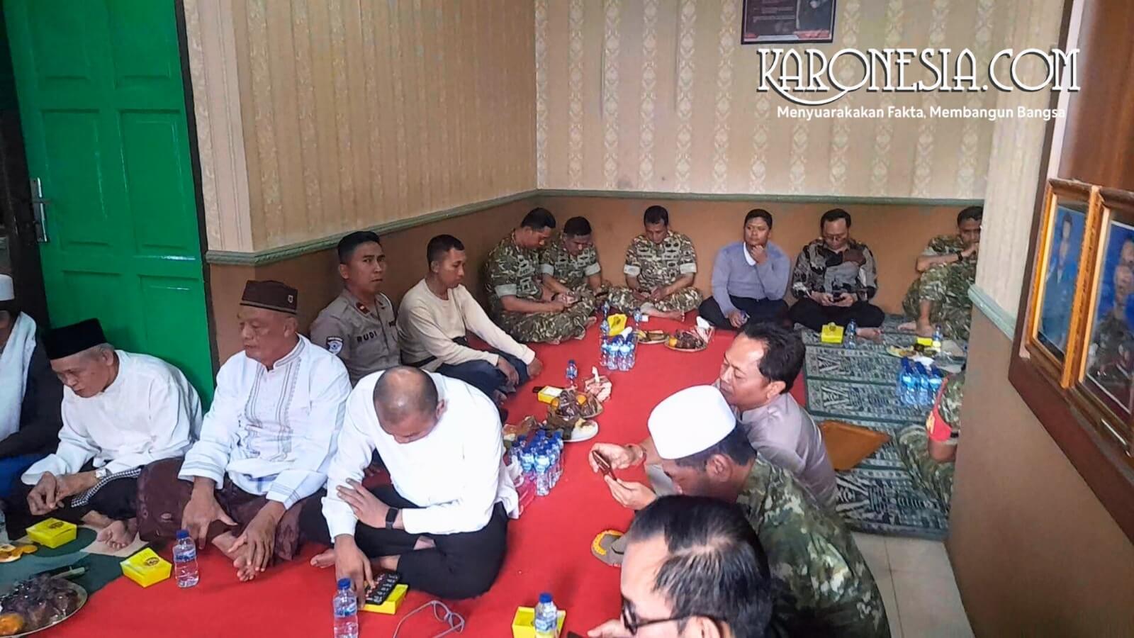 Aparat TNI, Polri, dan tokoh masyarakat mengikuti doa bersama di Markas Koramil 05/Ciputat.