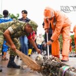 Anggota TNI bersama petugas kebersihan mengangkut sampah dari saluran jalan saat kerja bakti serentak Jaga Jakarta Bersih di Jakarta Utara.