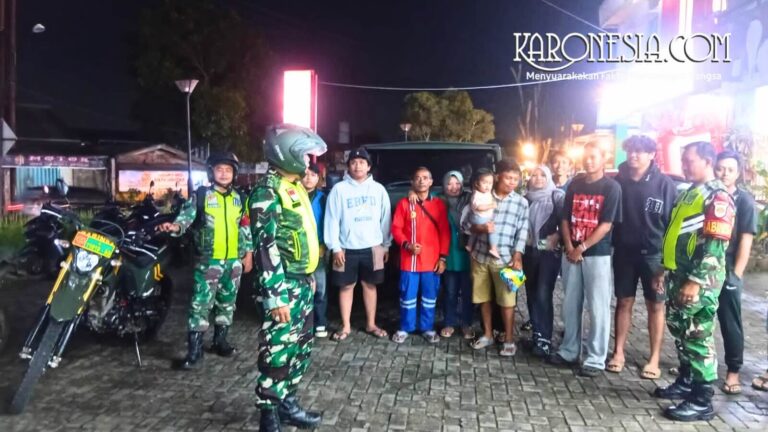 Anggota TNI berdialog dengan warga saat patroli keamanan di Bantar Gebang Bekasi