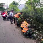 Danramil 12/Rajeg Kapten Inf Tegus Rusmadi memantau pembersihan jalan desa.
