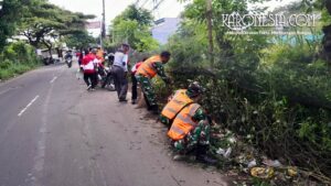 Danramil 12/Rajeg Kapten Inf Tegus Rusmadi memantau pembersihan jalan desa.