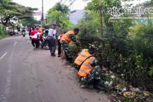 Danramil 12/Rajeg Kapten Inf Tegus Rusmadi memantau pembersihan jalan desa.
