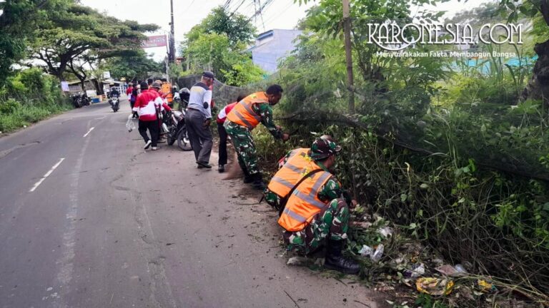 Danramil 12/Rajeg Kapten Inf Tegus Rusmadi memantau pembersihan jalan desa.