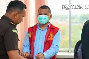 Tersangka korupsi distribusi semen mengenakan rompi tahanan Kejati Sumsel di Palembang.