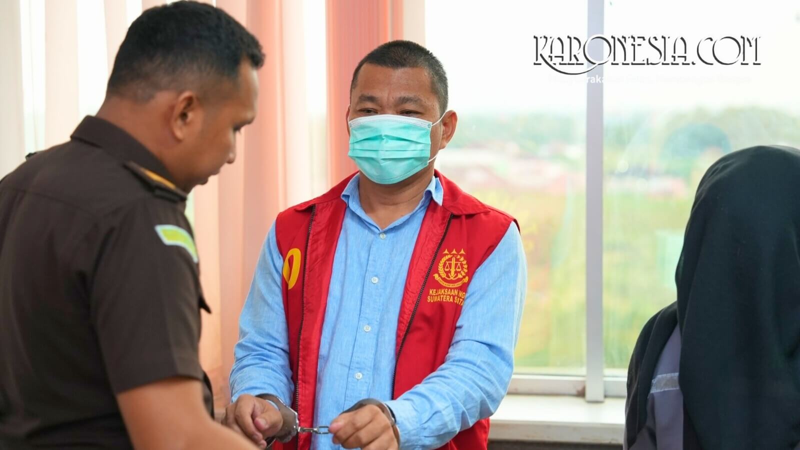 Tersangka korupsi distribusi semen mengenakan rompi tahanan Kejati Sumsel di Palembang.