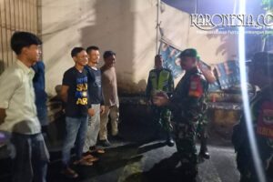 Aparat TNI berdialog dengan warga saat patroli malam di wilayah Jati Asih Bekasi