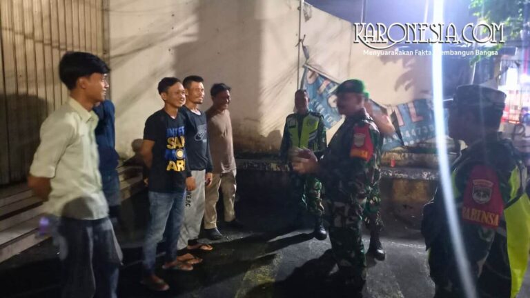 Aparat TNI berdialog dengan warga saat patroli malam di wilayah Jati Asih Bekasi