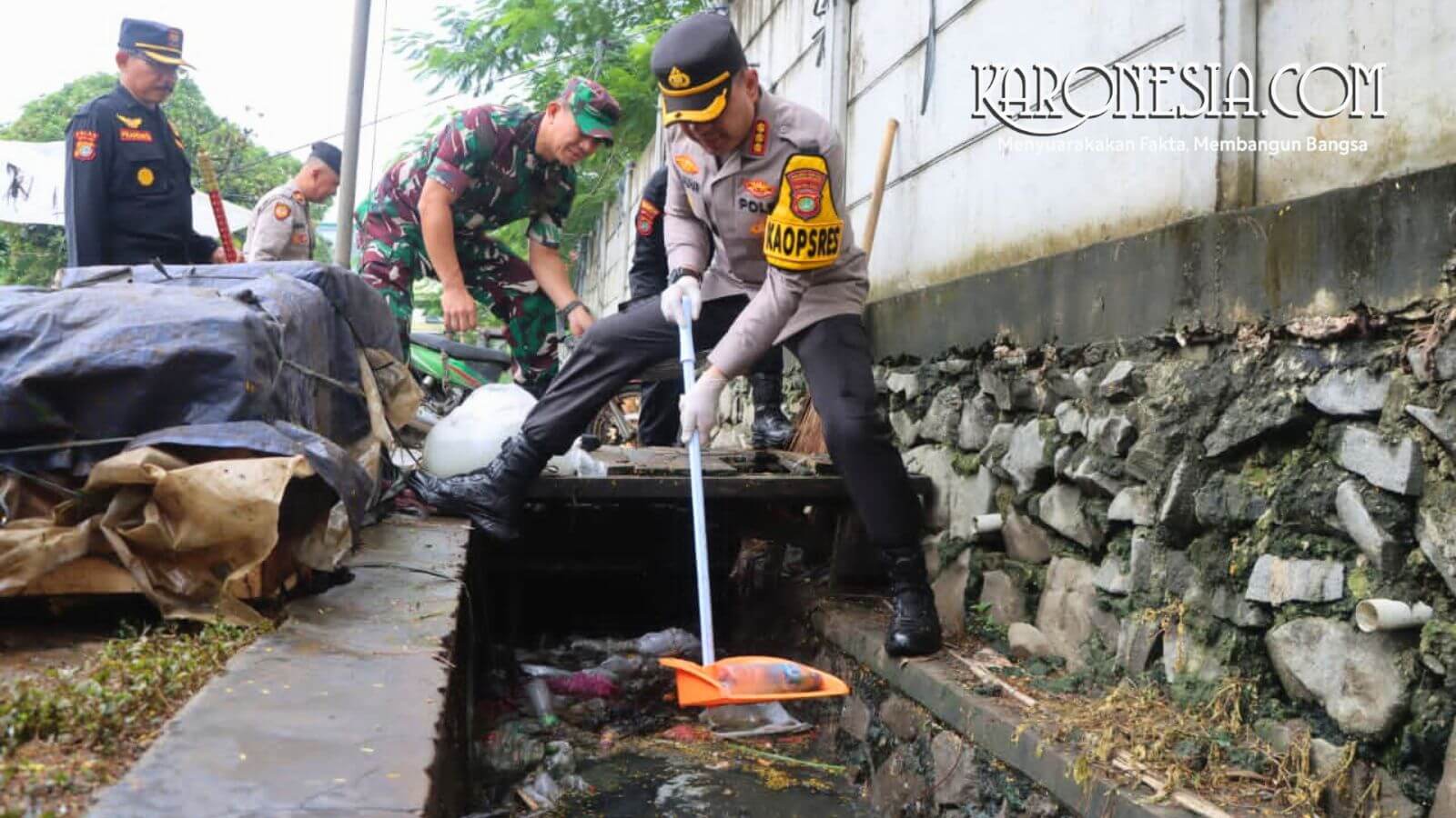 Kapolres dan Dandim mengangkat sampah dari saluran air Pasar Babakan